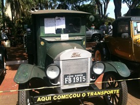 Milhares de pessoas visitaram neste fim de semana a exposição de carros antigos no centro de Maringá